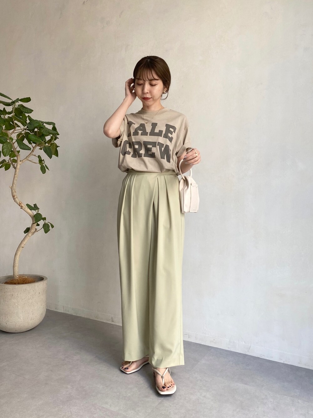 ベージュ系のTシャツ/カットソー、グリーン系のその他パンツ、ホワイト系のその他シューズを着用したレディースの春コーディネートの1枚目の写真