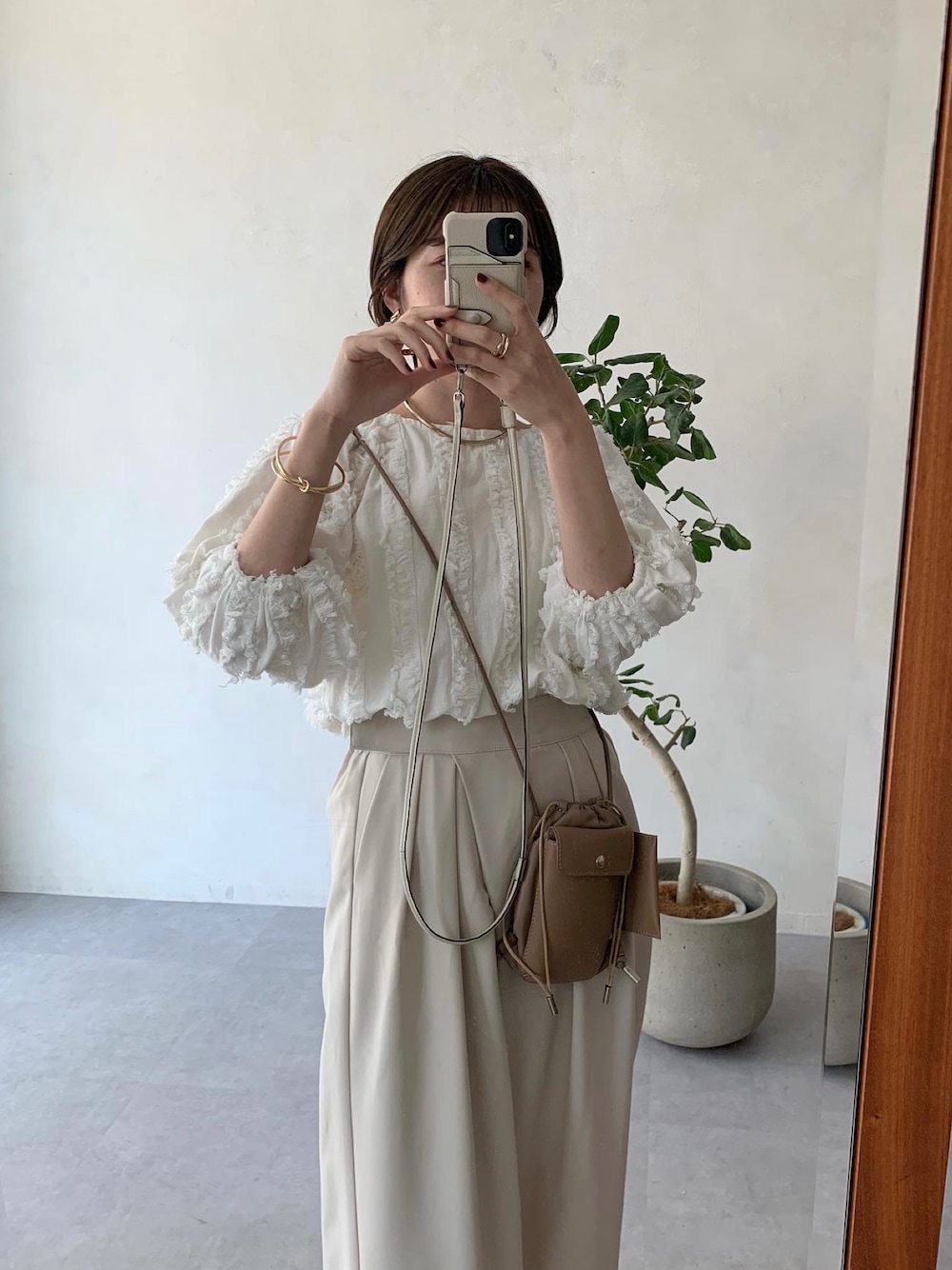 ホワイト系のシャツ/ブラウス、ホワイト系のその他パンツ、その他のその他を着用したレディースの夏コーディネートの2枚目の写真