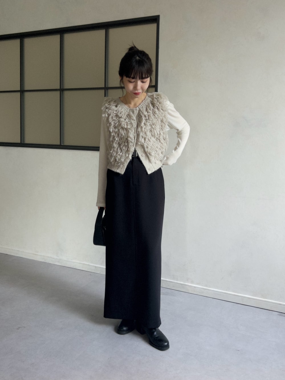 「最近のいい感じコーデ、きれいめカジュアル、ベスト、お出かけコーデ、モノトーン、クリスマスに着たい服、タイトスカート、レイヤードスタイル、フリンジ、大人カジュアル、オトナカジュアル」｜「CAPRICIEUX LE'MAGEのフリンジベスト（ベスト、ベージュ系）」を使った、mana_lemageさん（レディース・161cm）の秋コーディネートの1枚目の写真