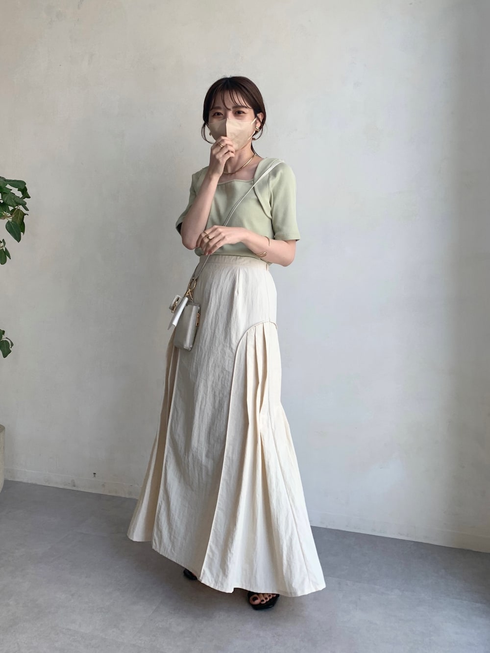 「リブニット、ごきげんウィーク、春夏コーデ、休日スタイル、カラー×コーデ、タックイン、オトナ女子、フレアスカート、プリーツスカート、シンプルコーデ」｜「CAPRICIEUX LE'MAGEのボレロレイヤード風リブTシャツ（Tシャツ/カットソー、グリーン系）」を使った、mana_lemageさん（レディース・161cm）の春コーディネートの1枚目の写真
