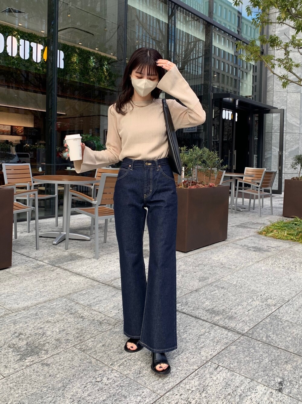「春服デビュー宣言、フレアスリーブ、デニム、フレアデニム、シアートップス、春服みてみて、休日スタイル、シンプルスタイル、大人カジュアル、オトナ女子」｜「CAPRICIEUX LE'MAGEの〈Lee/リー〉フレアデニム（デニムパンツ、ブルー系）」を使った、mana_lemageさん（レディース・161cm）の春コーディネートの1枚目の写真