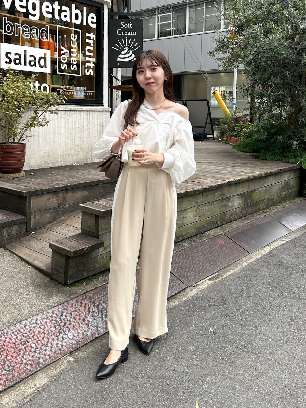 「休日スタイル、韓国ファッション、淡色コーデ、お出かけコーデ、シンプルコーデ、アシメ、シャツスタイル、ラインパンツ、ポインテッドトゥ、大人カジュアル、オトナ女子」｜「CAPRICIEUX LE'MAGEのアシメシャツ（シャツ/ブラウス、ホワイト系）」を使った、mana_lemageさん（レディース・161cm）の夏コーディネートの1枚目の写真