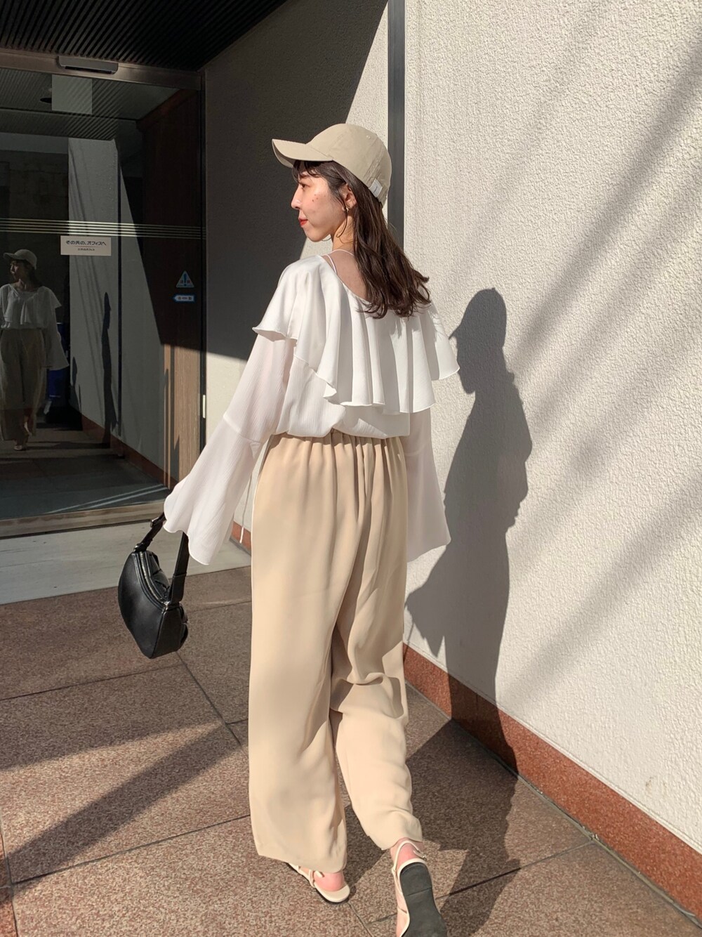 「パステル映える春、春服みてみて、休日スタイル、春コーデ、韓国ファッション、ベージュ、フリルトップス、フレアスリーブ、ラインパンツ、オトナ女子、大人カジュアル、キャップ、スポーティ」｜「CAPRICIEUX LE'MAGEのWストラップキャミ（キャミソール、ホワイト系）」を使った、mana_lemageさん（レディース・161cm）の春コーディネートの2枚目の写真