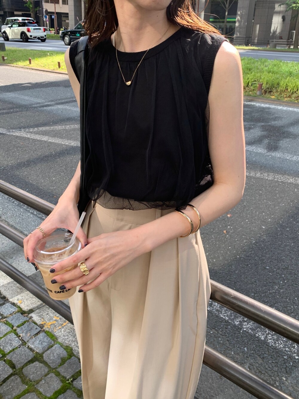 ブラック系のニット/セーター、ベージュ系のその他パンツ、ブラック系のサンダルを着用したレディースの春コーディネートの3枚目の写真