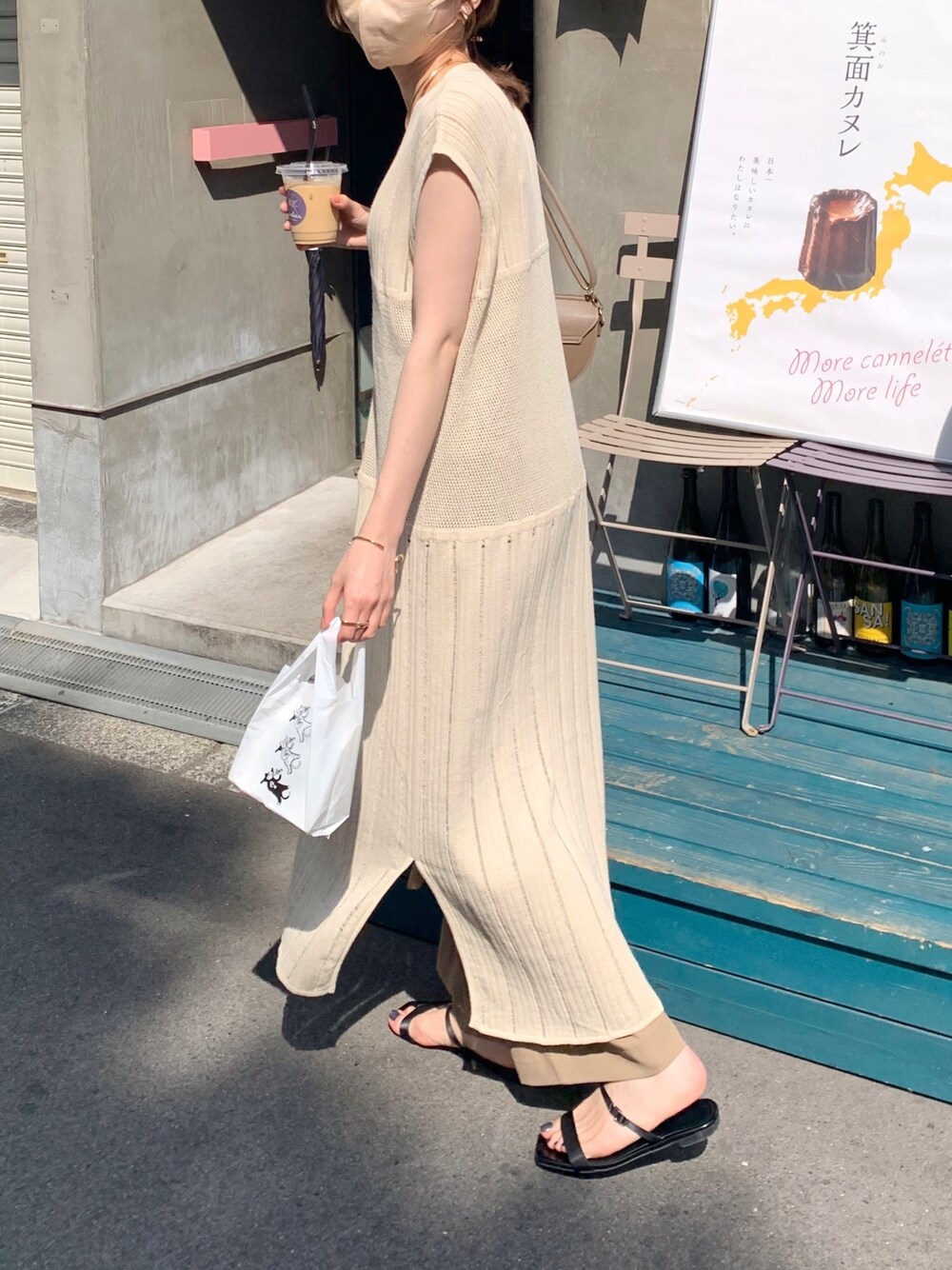 ホワイト系のワンピース、ブラウン系のその他パンツ、その他のその他を着用したレディースの春コーディネートの3枚目の写真