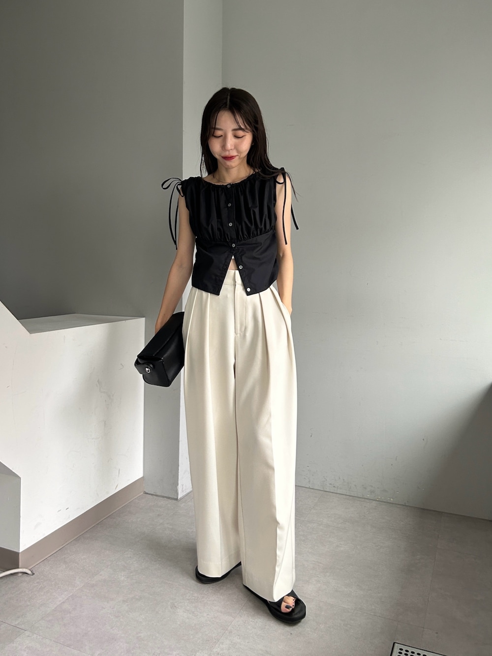 「韓国ファッション、ワイドパンツ、モノトーン、テーマパークコーデ、シンプル、休日スタイル、夏コーデ、大人カジュアル、オトナ女子、ブラウス、リボン」｜「CAPRICIEUX LE'MAGEの袖リボンギャザーブラウス（シャツ/ブラウス、ブラック系）」を使った、mana_lemageさん（レディース・161cm）の夏コーディネートの1枚目の写真