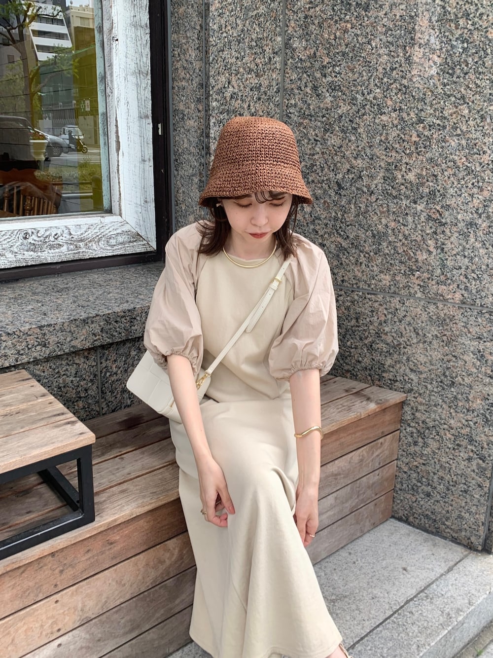 「ワンピース、マーメイドワンピース、パフスリーブ、ボリューム袖、ベージュ、ごきげんウィーク、春夏コーデ、休日スタイル、グルカサンダル、オトナ女子、帽子」｜「CAPRICIEUX LE'MAGEの異素材パフワンピース（ワンピース、ベージュ系）」を使った、mana_lemageさん（レディース・161cm）の春コーディネートの3枚目の写真
