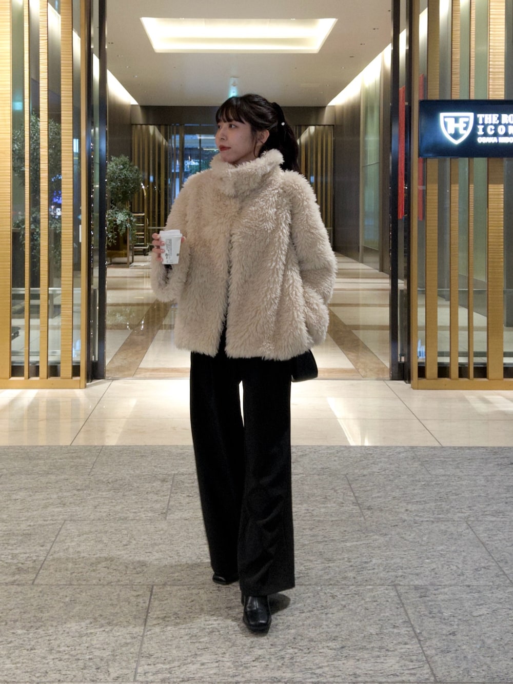 「冬アウター、最近のいい感じコーデ、冬コーデ、きれいめカジュアル、お出かけコーデ、韓国ファッション、モノトーン、クリスマスに着たい服、ファーコート、タックパンツ、クリスマスコーデ」｜「CAPRICIEUX LE'MAGEのエコファーコート（その他アウター、ホワイト系）」を使った、mana_lemageさん（レディース・161cm）の秋コーディネートの1枚目の写真