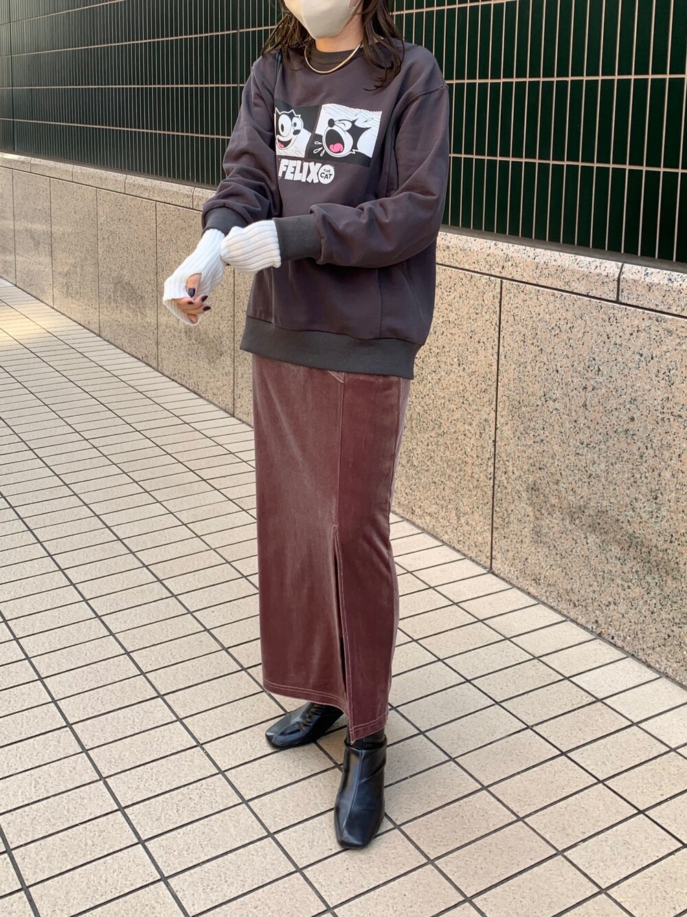 グレー系のTシャツ/カットソー、ブラック系のハンドバッグ、ブラウン系のスカートを着用したレディースの秋コーディネートの3枚目の写真