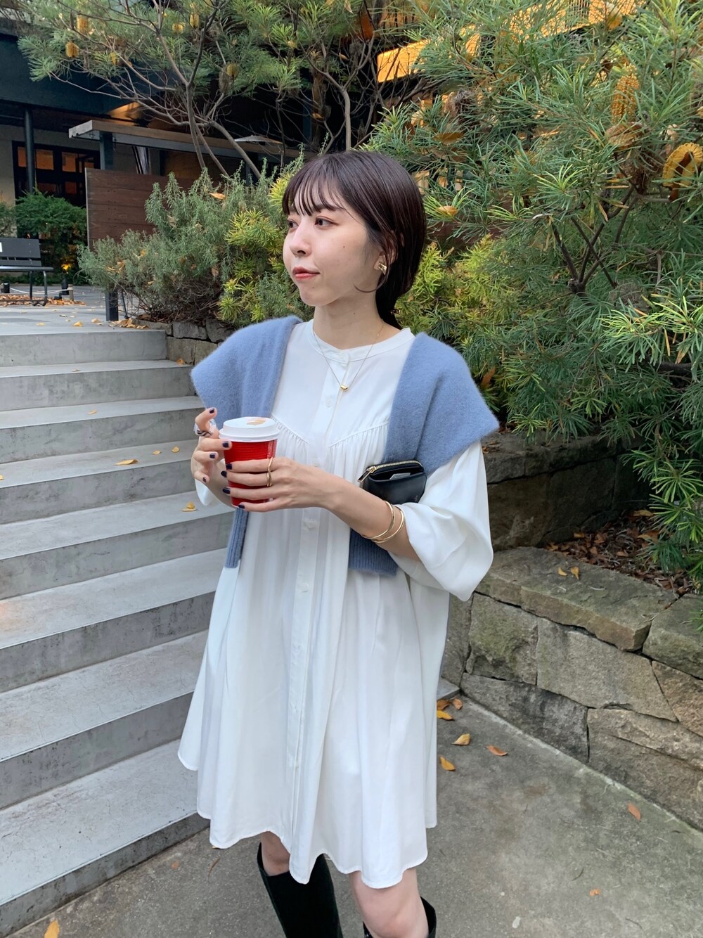 「スクエアトゥ、モード、ロングブーツ、ホワイトコーデ、クリスマスに着たい服、レイヤードスタイル、マイベストコーデ2022、休日スタイル、韓国ファッション、ミニワンピ、シャツワンピ、肩掛け、パフスリーブ、ボリューム袖、モノトーン」｜「CAPRICIEUX LE'MAGEのギャザーシャツミニワンピース（ワンピース、ホワイト系）」を使った、mana_lemageさん（レディース・161cm）の冬コーディネートの4枚目の写真