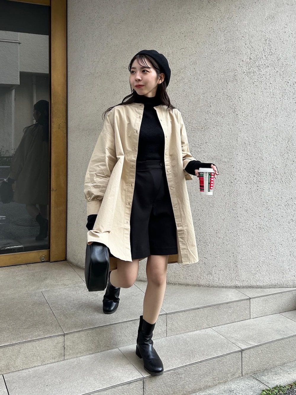 「ファッションを楽しもう、レイヤードスタイル、シャツスタイル、ハーフパンツ、ベレー帽、ミニワンピ、ベージュ、大人カジュアル、オトナ女子、休日スタイル」｜「CAPRICIEUX LE'MAGEのハイネックリブプルオーバー（ニット/セーター、ブラック系）」を使った、mana_lemageさん（レディース・161cm）の秋コーディネートの1枚目の写真