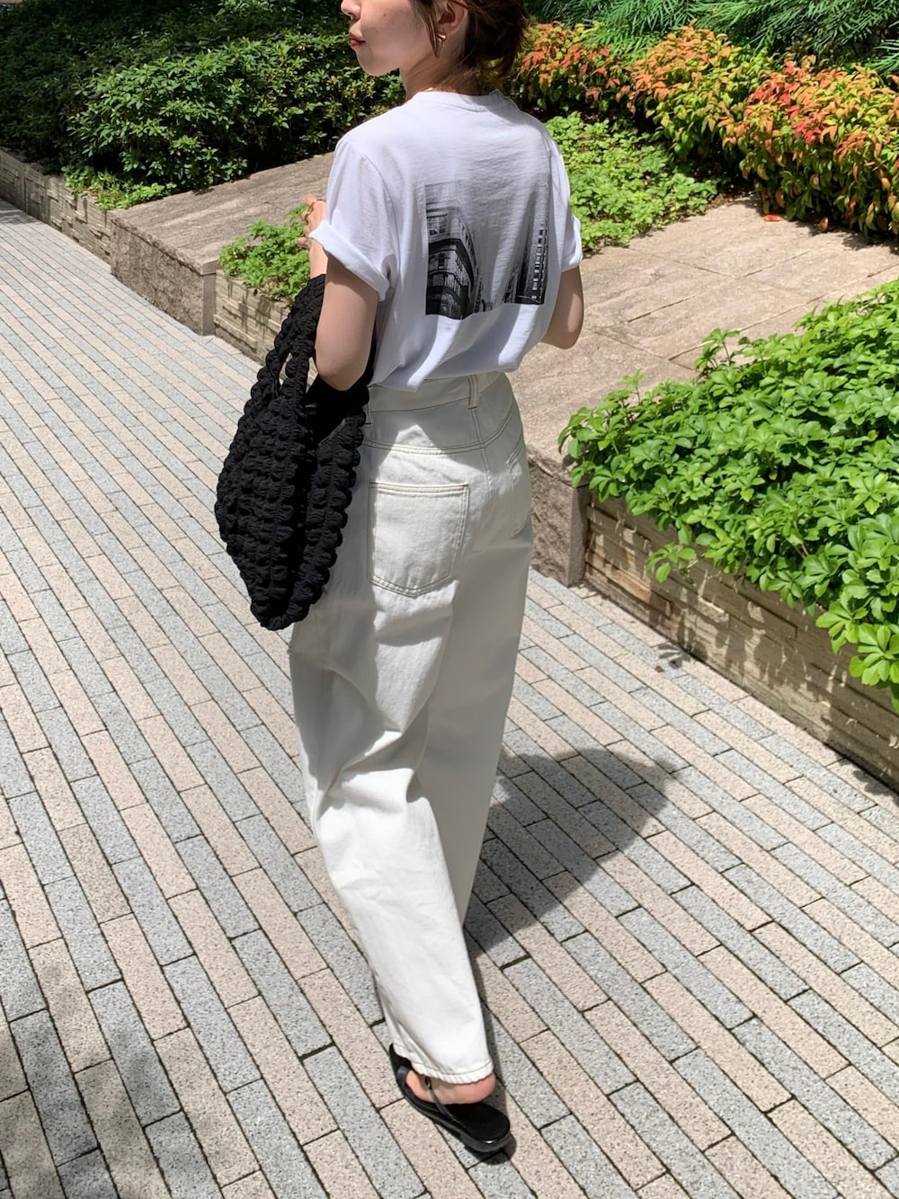 「デニム、ホワイトデニム、夏コーデ、ワントーンコーデ、ロゴT、モノトーン、オトナカジュアル、オトナ女子、白Tシャツ、デニムパンツ、バックプリント」｜「CAPRICIEUX LE'MAGEのDELICE PHOTO Tシャツ（Tシャツ/カットソー、ホワイト系）」を使った、mana_lemageさん（レディース・161cm）の夏コーディネートの2枚目の写真