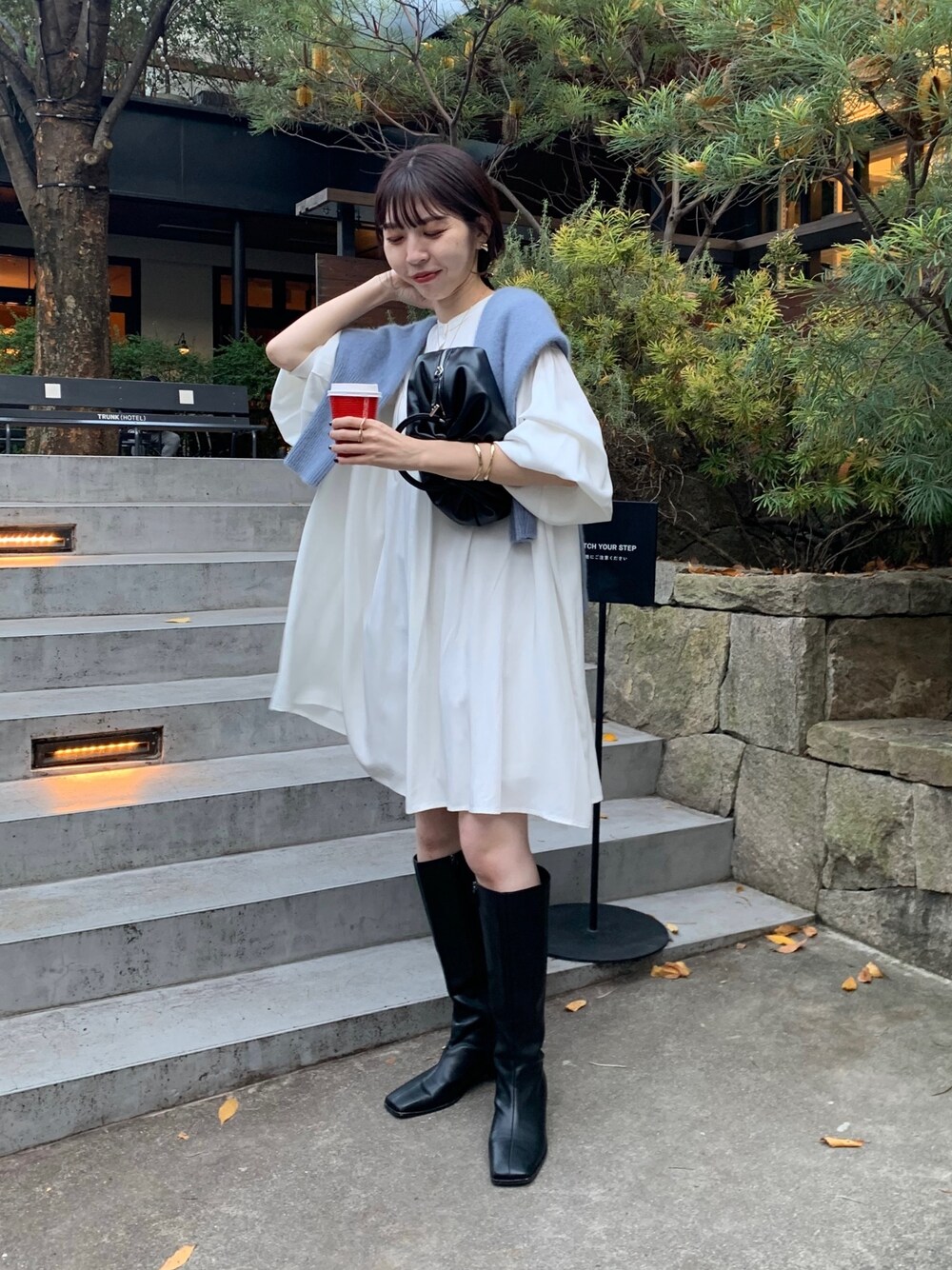 「スクエアトゥ、モード、ロングブーツ、ホワイトコーデ、クリスマスに着たい服、レイヤードスタイル、マイベストコーデ2022、休日スタイル、韓国ファッション、ミニワンピ、シャツワンピ、肩掛け、パフスリーブ、ボリューム袖、モノトーン」｜「CAPRICIEUX LE'MAGEのギャザーシャツミニワンピース（ワンピース、ホワイト系）」を使った、mana_lemageさん（レディース・161cm）の冬コーディネートの1枚目の写真