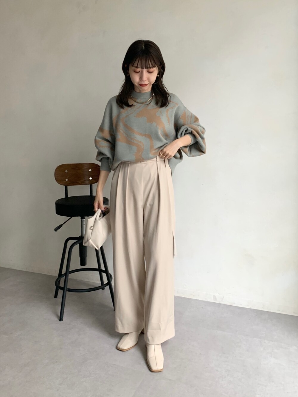 グリーン系のニット/セーター、ホワイト系のブーツ、ホワイト系のその他パンツを着用したレディースの秋コーディネートの1枚目の写真