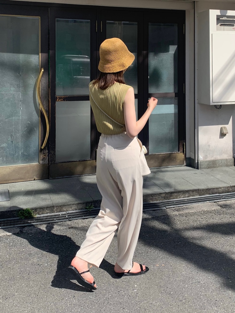 「タンクトップ、ノースリーブ、ピスタチオ、レイヤードスタイル、淡色コーデ、休日スタイル、カラー×コーデ、タックイン、オトナ女子、オトナカジュアル、帽子」｜「CAPRICIEUX LE'MAGEのタンクSETシアータンク（ニット/セーター、グリーン系）」を使った、mana_lemageさん（レディース・161cm）の春コーディネートの3枚目の写真