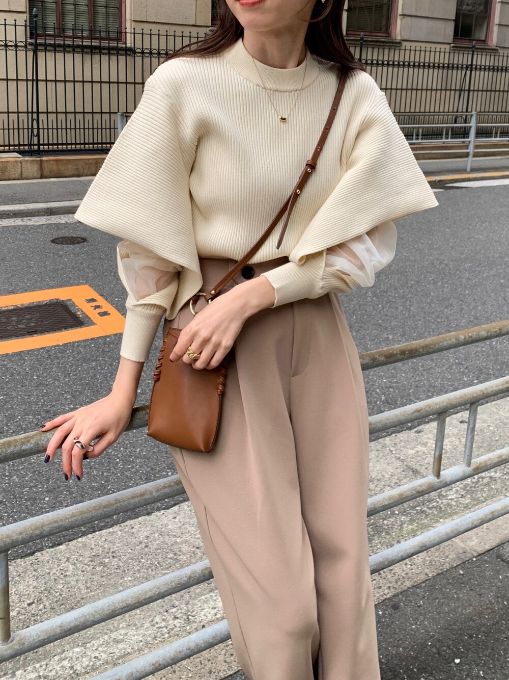 「クリスマスに着たい服、レイヤードスタイル、マイベストコーデ2022、休日スタイル、きれいめカジュアル、ニット、冬コーデ、ベージュ、淡色コーデ、オトナ女子、大人カジュアル」｜「CAPRICIEUX LE'MAGEの袖スリットシアーレイヤードプルオーバー（ニット/セーター、ホワイト系）」を使った、mana_lemageさん（レディース・161cm）の冬コーディネートの3枚目の写真