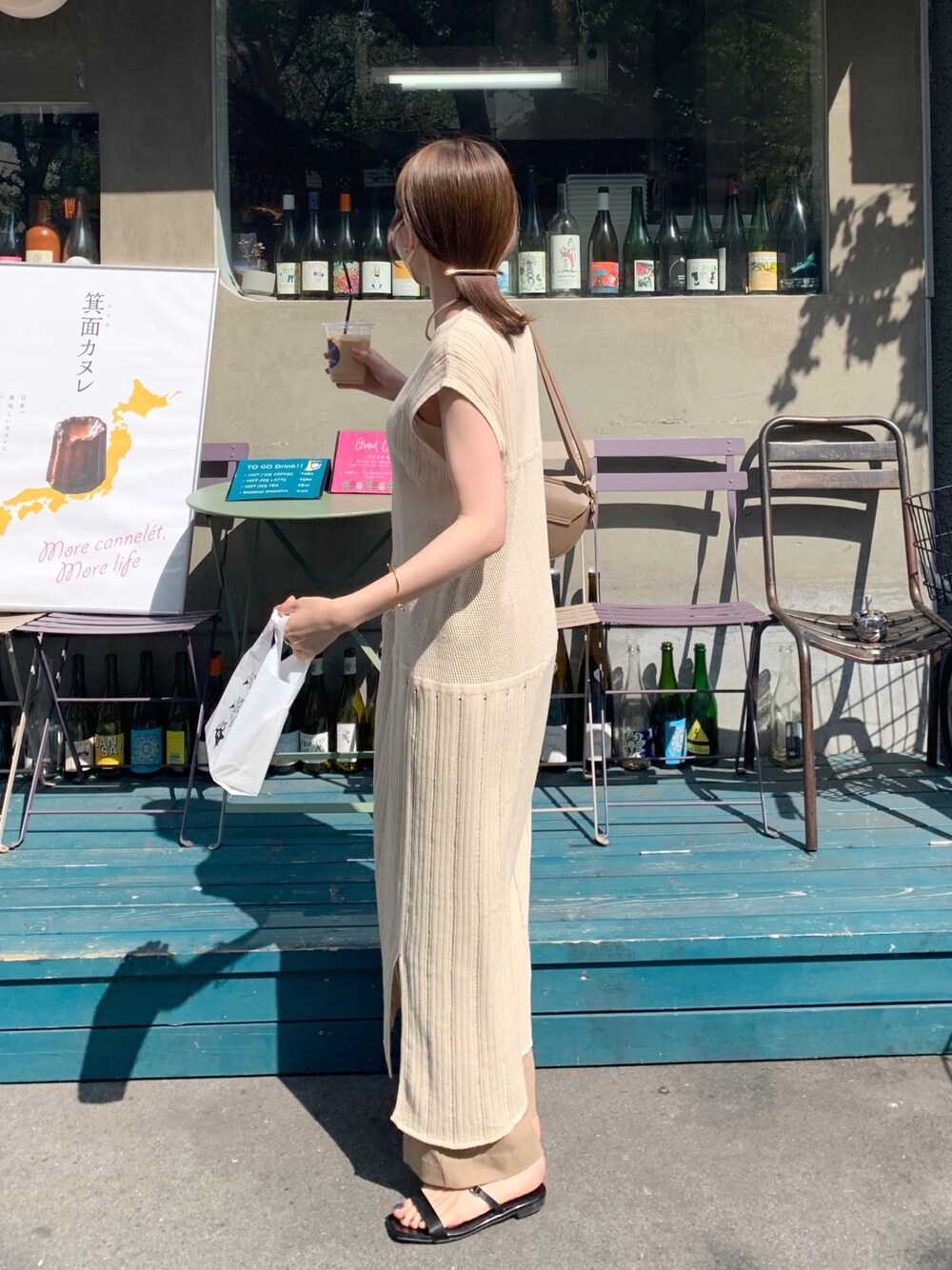 ホワイト系のワンピース、ブラウン系のその他パンツ、その他のその他を着用したレディースの春コーディネートの4枚目の写真