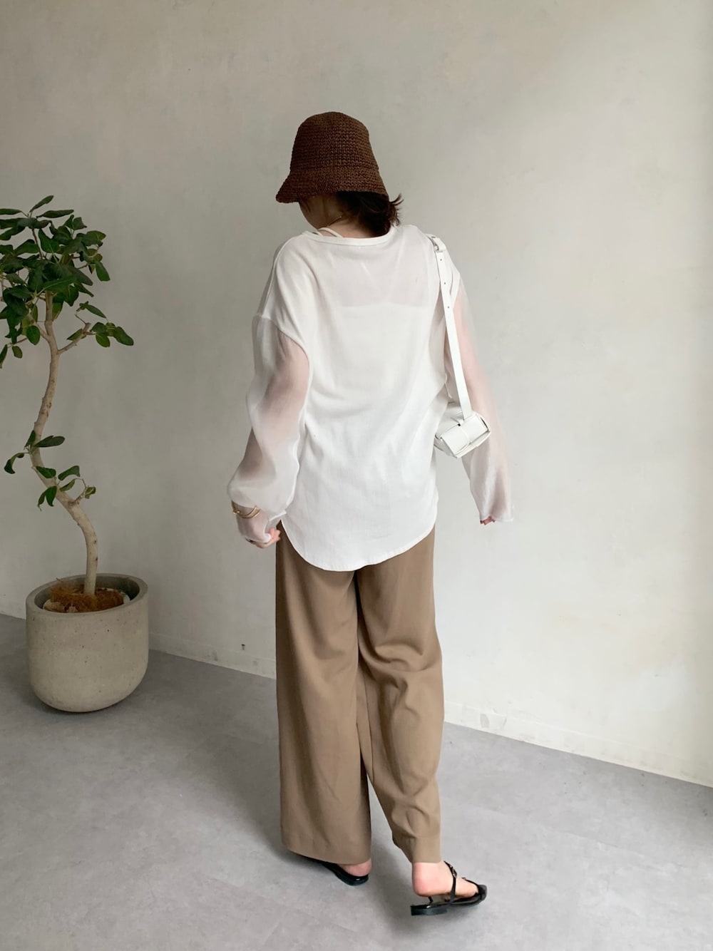 「シアートップス、シースルー、オーバーサイズ、ロンT、ゆるコーデ、ラフコーデ、韓国ファッション、白Tシャツ、バケットハット、リラックススタイル、オトナカジュアル、オトナ女子、淡色コーデ」｜「CAPRICIEUX LE'MAGEのメッシュミニバッグ（ボディバッグ/ウエストポーチ、ホワイト系）」を使った、mana_lemageさん（レディース・161cm）の春コーディネートの2枚目の写真