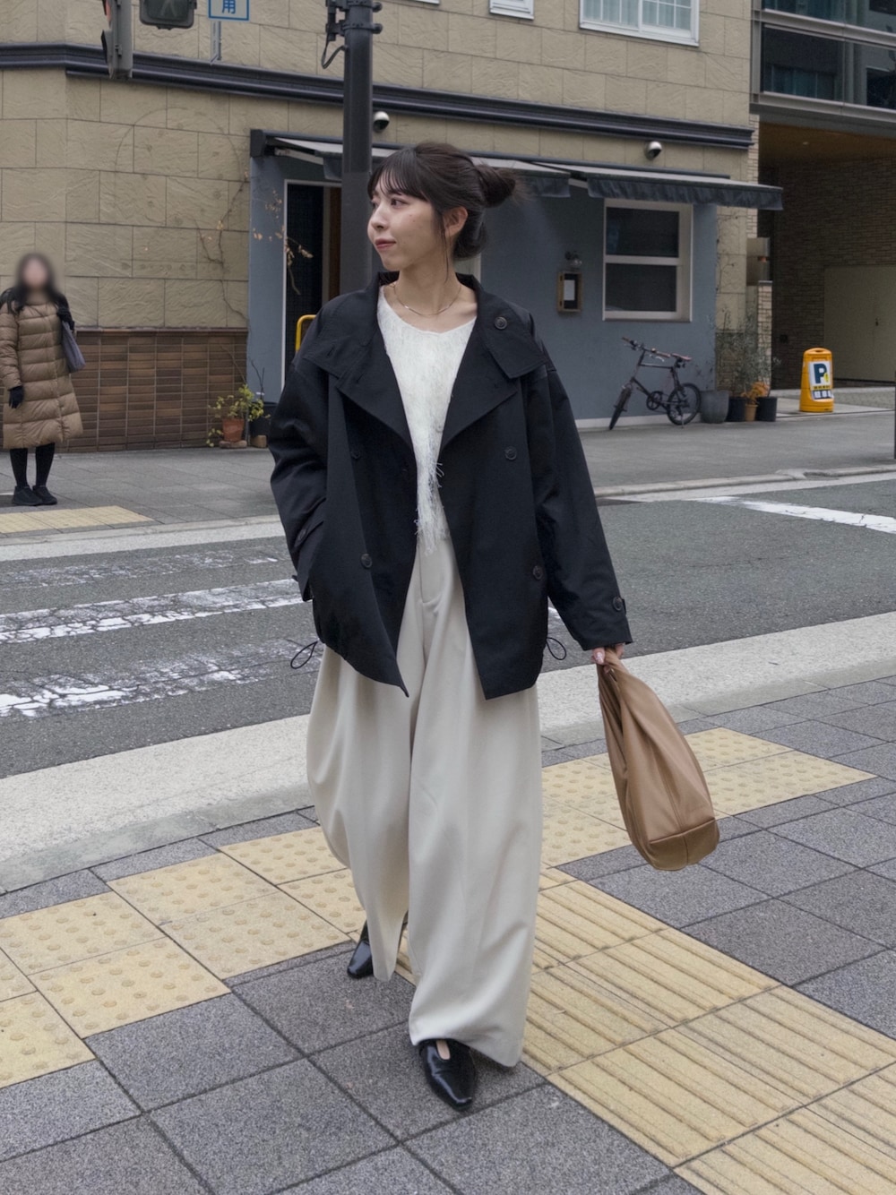 「ブラックコーデ、モノトーン、お出かけコーデ、きれいめカジュアル、トレンチコート、ワイドパンツ、春コーデ、オトナ女子、大人カジュアル、オーバーサイズ」｜「CAPRICIEUX LE'MAGEの【サイズ展開あり】ミドルトレンチコート（その他アウター、ブラック系）」を使った、mana_lemageさん（レディース・161cm）の冬コーディネートの1枚目の写真