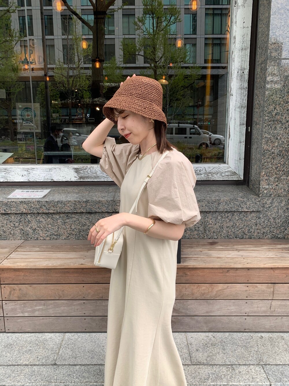 「ワンピース、マーメイドワンピース、パフスリーブ、ボリューム袖、ベージュ、ごきげんウィーク、春夏コーデ、休日スタイル、グルカサンダル、オトナ女子、帽子」｜「CAPRICIEUX LE'MAGEの異素材パフワンピース（ワンピース、ベージュ系）」を使った、mana_lemageさん（レディース・161cm）の春コーディネートの4枚目の写真