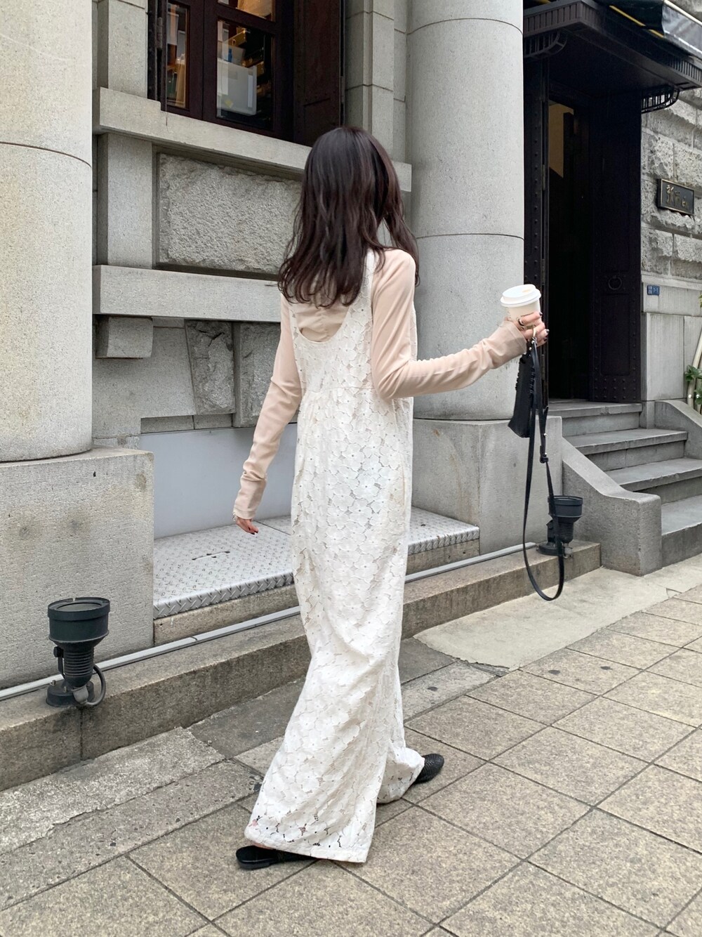 「コンビネゾン、サロペット、レイヤードスタイル、シースルー、シンプルコーデ、淡色コーデ、リラックススタイル、オトナ女子、大人カジュアル、休日スタイル」|「CAPRICIEUX LE'MAGEの〈AgAwd/アガウド〉レースコンビネゾン(サロペット/オーバーオール、ホワイト系)」を使った、mana_lemageさん(レディース・161cm)の冬コーディネートの2枚目の写真