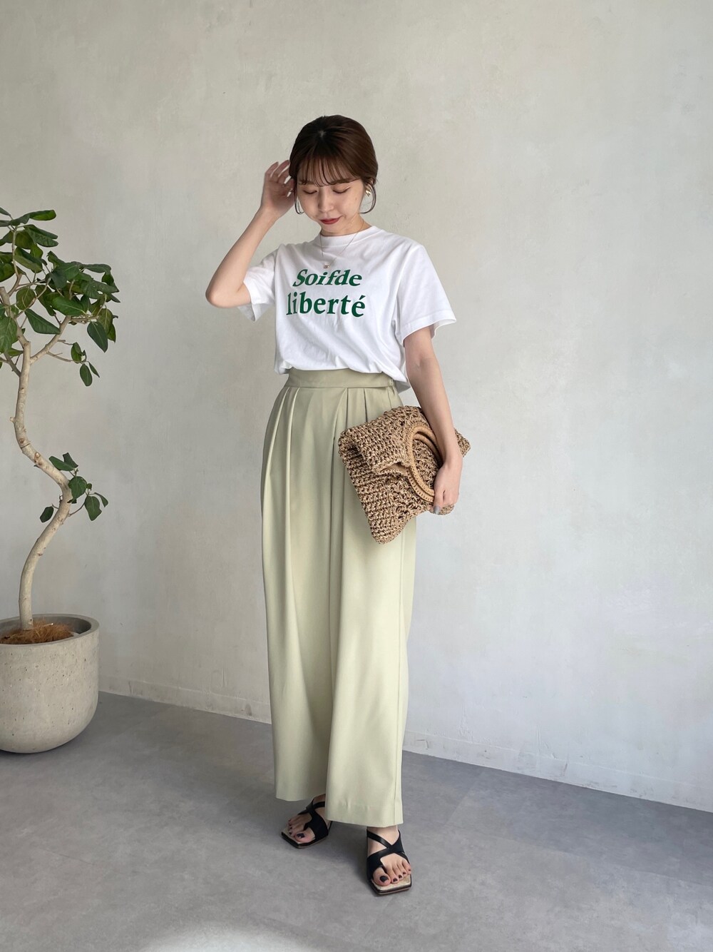 グリーン系のTシャツ/カットソー、グリーン系のその他パンツ、ベージュ系のトートバッグを着用したレディースの春コーディネートの1枚目の写真