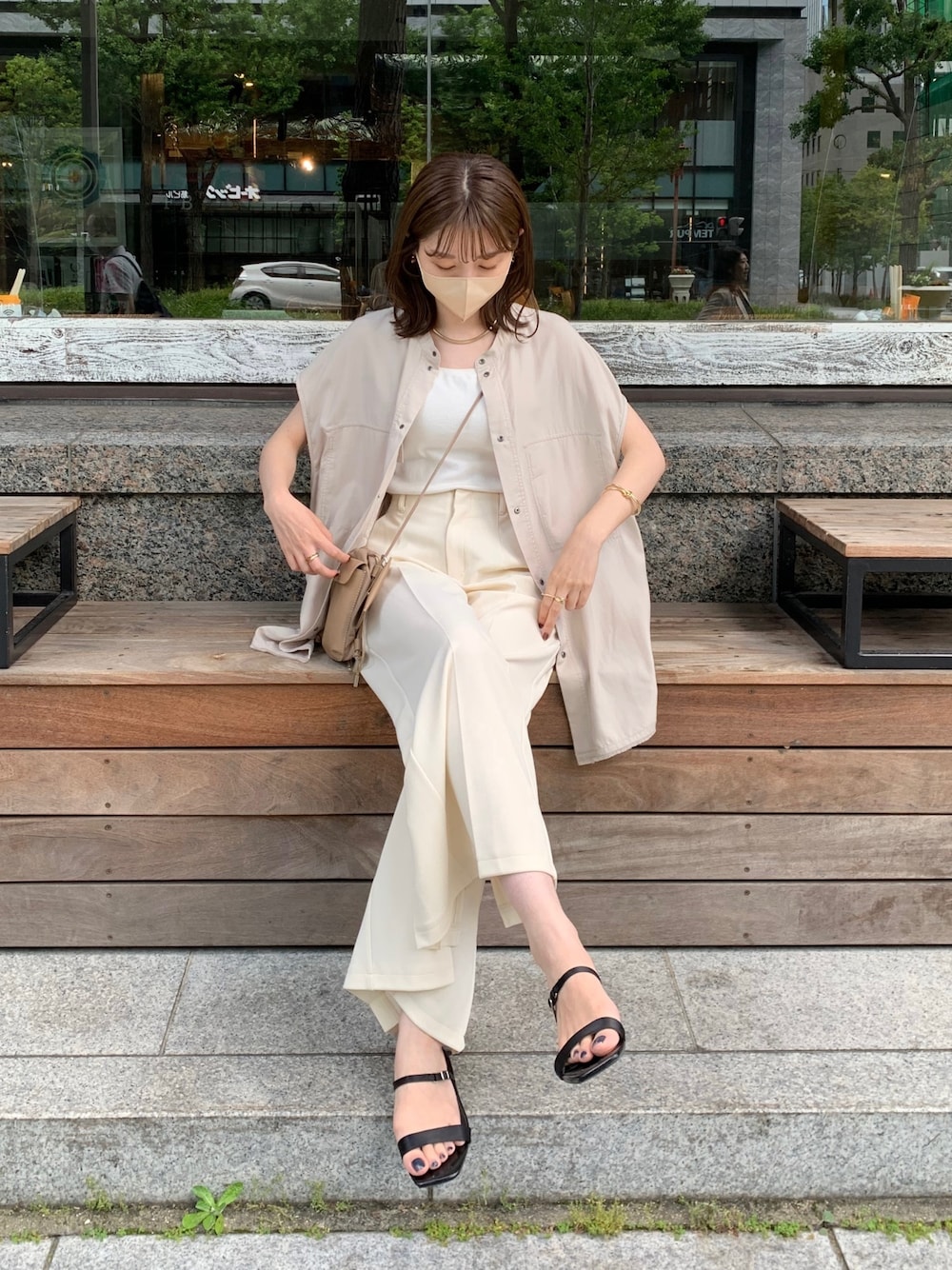 ベージュ系のシャツ/ブラウス、ホワイト系のその他パンツ、その他のその他を着用したレディースの夏コーディネートの2枚目の写真