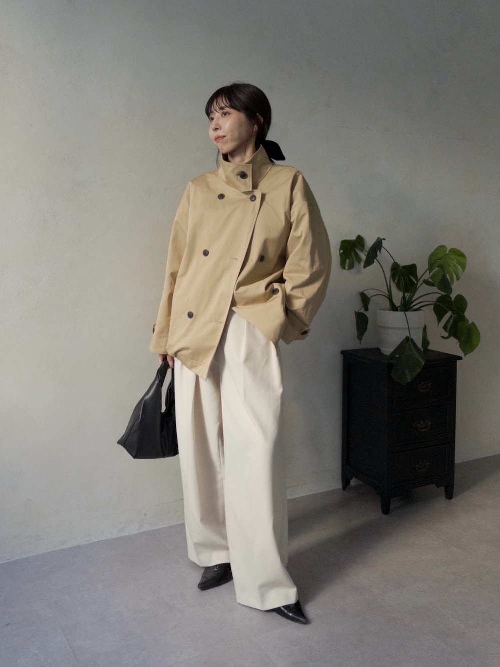 「トレンチコート、ミドル丈、ワイドパンツ、淡色コーデ、きれいめカジュアル、お出かけコーデ、春コーデ、大人カジュアル、オトナ女子、ゆるコーデ」｜「CAPRICIEUX LE'MAGEの【サイズ展開あり】ミドルトレンチコート（その他アウター、ベージュ系）」を使った、mana_lemageさん（レディース・161cm）の冬コーディネートの1枚目の写真