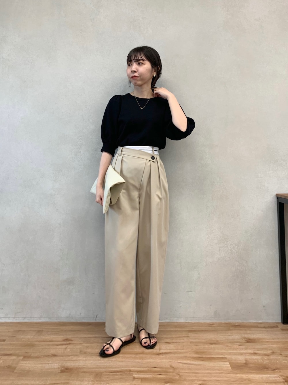 「シンプルコーデ、休日スタイル、春夏コーデ、春コーデ、大人カジュアル、オトナ女子、パフスリーブ、キレイめカジュアル、アシメ、春ニット」｜「CAPRICIEUX LE'MAGEの5分袖パフニット（ニット/セーター、ブラック系）」を使った、mana_lemageさん（レディース・161cm）の春コーディネートの1枚目の写真