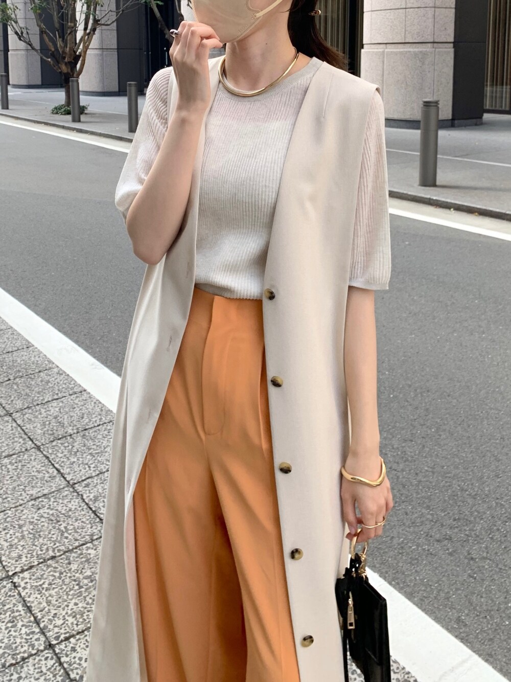 ホワイト系のニット/セーター、ホワイト系のワンピース、ブラック系のショルダーバッグを着用したレディースの春コーディネートの3枚目の写真