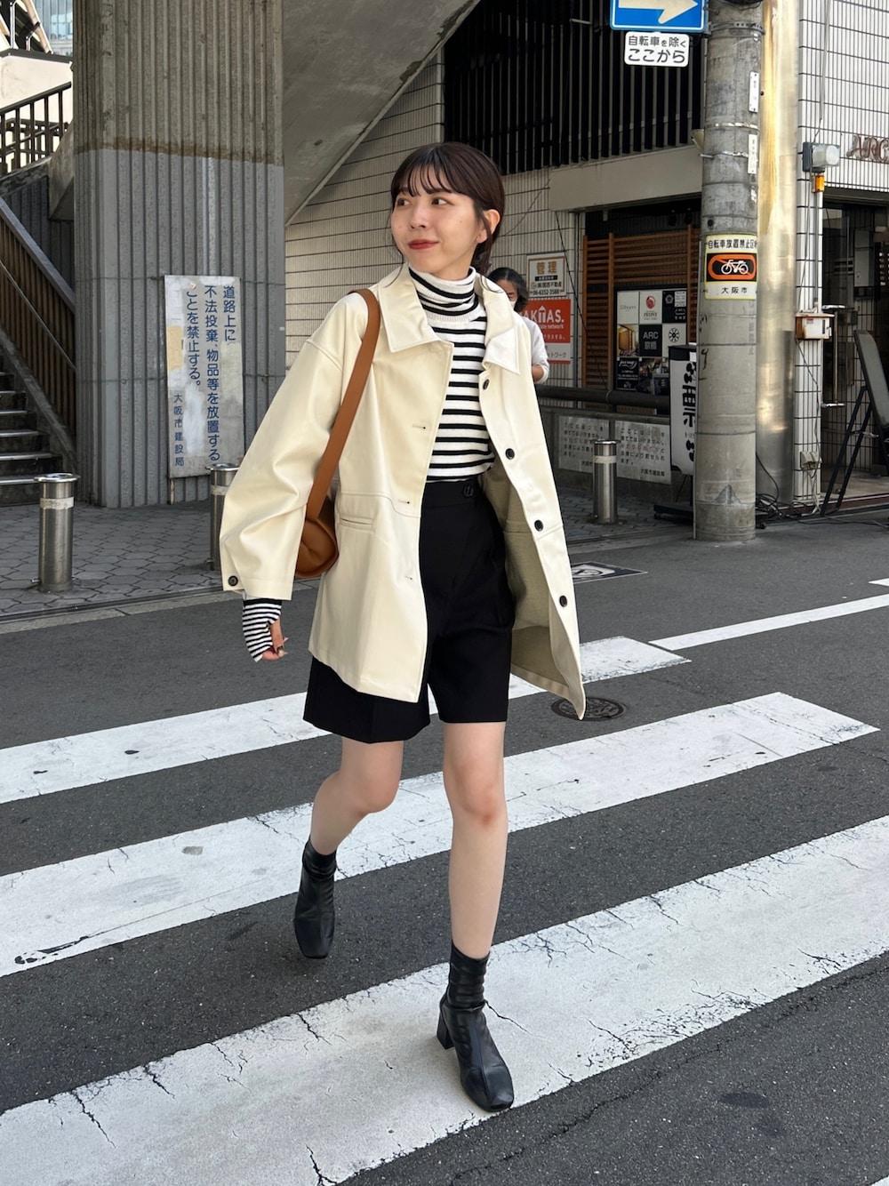 アシメショートパンツを使った人気ファッションコーディネート