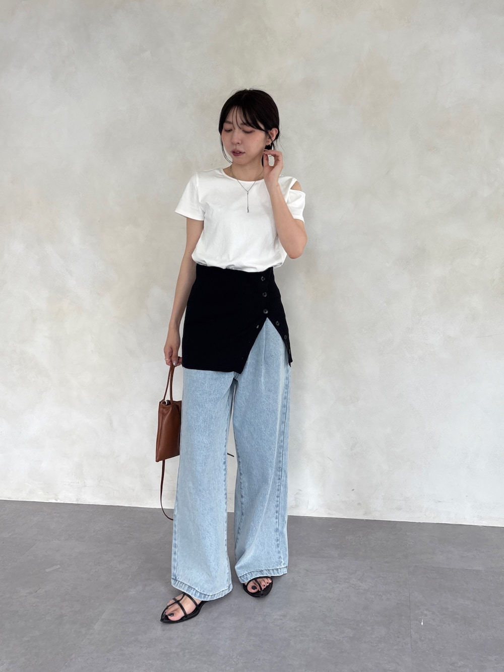 「ワイドパンツ、サンダル、白Tシャツ、お出かけコーデ、レイヤードスタイル、韓国ファッション、デニム、ビスチェ、大人カジュアル、オトナ女子、スリット、夏コーデ」｜「CAPRICIEUX LE'MAGEのビスチェSETアシメTシャツ（Tシャツ/カットソー、ホワイト系）」を使った、mana_lemageさん（レディース・161cm）の春コーディネートの1枚目の写真