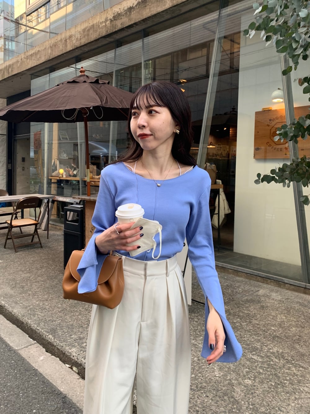 「ブルー、フレアスリーブ、ビビッドカラー、春色、シンプルコーデ、きれいめカジュアル、ワイドパンツ、カラーコーデ、オトナ女子、大人カジュアル、休日スタイル」｜「CAPRICIEUX LE'MAGEの袖スリットロンT（Tシャツ/カットソー、ブルー系）」を使った、mana_lemageさん（レディース・161cm）の冬コーディネートの3枚目の写真