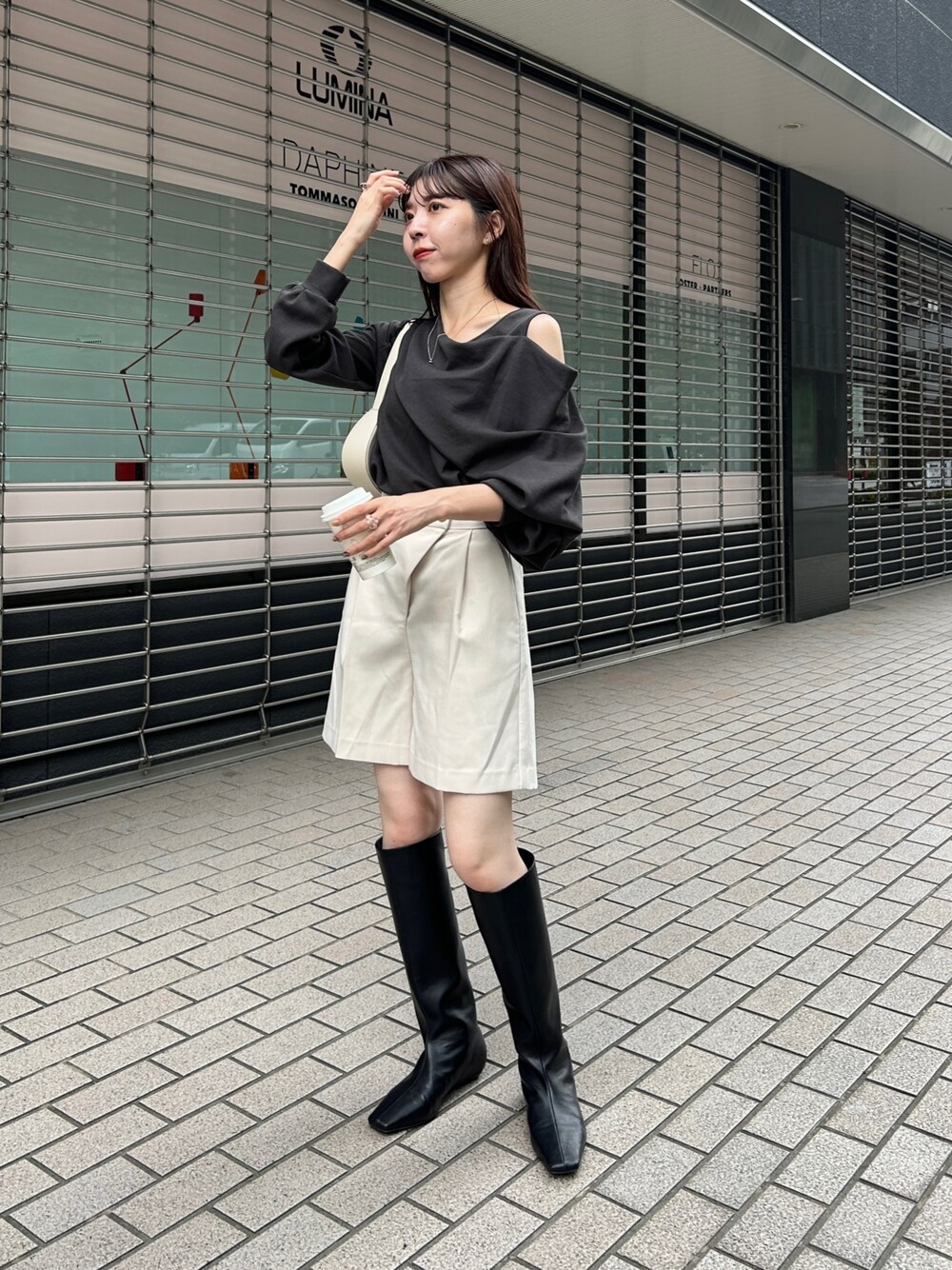 ミニマルロングブーツを使った人気ファッションコーディネート ミニマルロングブーツを使った人気ファッションコーディネート