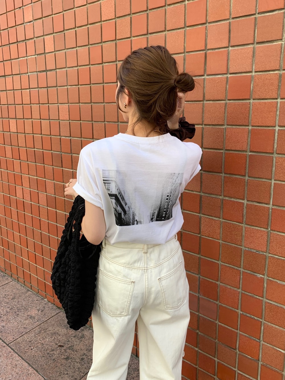「デニム、ホワイトデニム、夏コーデ、ワントーンコーデ、ロゴT、モノトーン、オトナカジュアル、オトナ女子、白Tシャツ、デニムパンツ、バックプリント」｜「CAPRICIEUX LE'MAGEのDELICE PHOTO Tシャツ（Tシャツ/カットソー、ホワイト系）」を使った、mana_lemageさん（レディース・161cm）の夏コーディネートの3枚目の写真