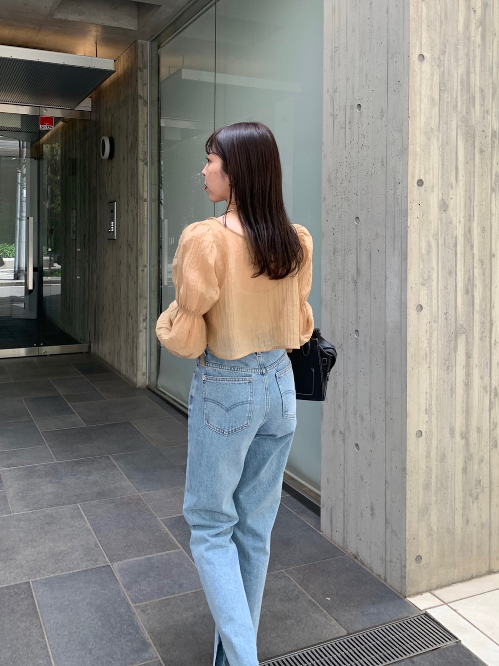 「ボレロ、レイヤードスタイル、デニム、お出かけコーデ日記、春夏コーデ、初夏コーデ、休日スタイル、ストレートデニム、パフスリーブ、大人カジュアル、オトナ女子」｜「CAPRICIEUX LE'MAGEの【オケージョンアイテム】ボレロSETアシメワンピース（ワンピース、ベージュ系）」を使った、mana_lemageさん（レディース・161cm）の春コーディネートの2枚目の写真
