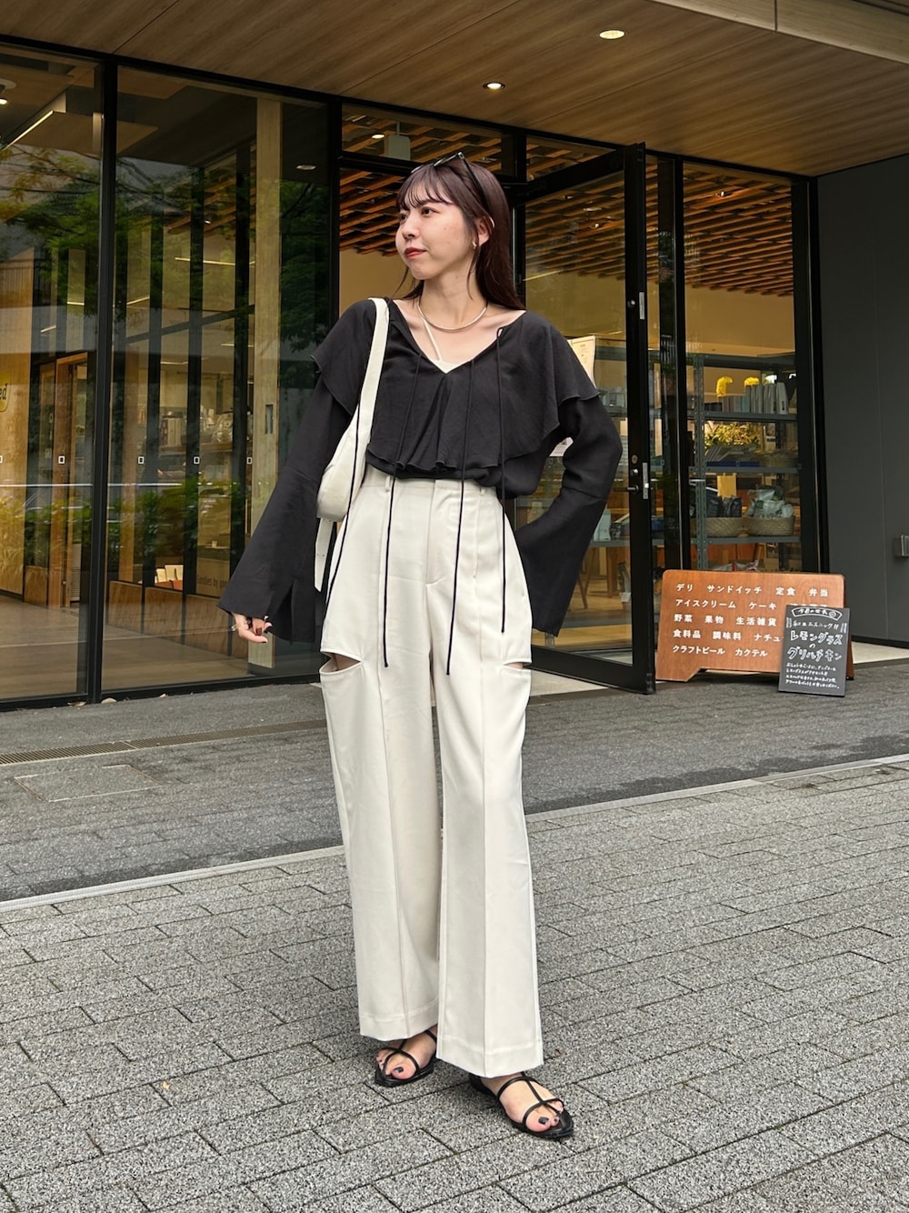 「モノトーン、このスタイルがお気に入り、レイヤードスタイル、お出かけコーデ、夏コーデ、休日スタイル、フリルトップス、スリットパンツ、オトナ女子、大人カジュアル、サングラス」｜「CAPRICIEUX LE'MAGEの【WEB限定】サイドスリットパンツ（その他パンツ、ホワイト系）」を使った、mana_lemageさん（レディース・161cm）の夏コーディネートの1枚目の写真