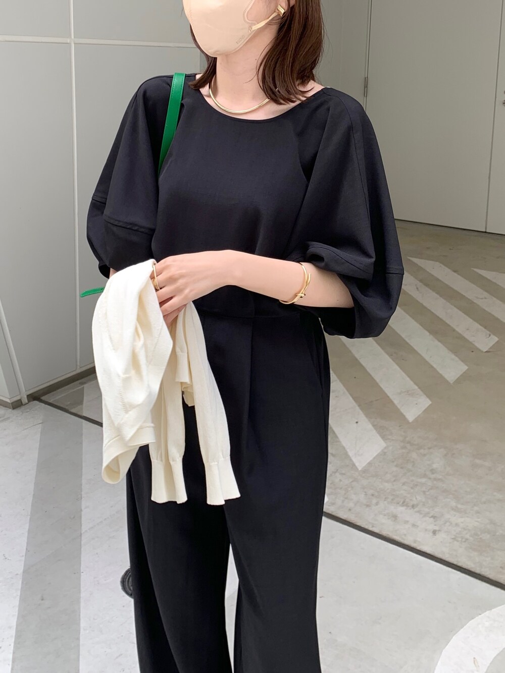 「オールインワン、コンビネゾン、ブラックコーデ、モノトーン、グリーン、肩掛けカーデ、カーディガン、レイヤードスタイル、ボリューム袖、アウトドアスタイル、オトナ女子、夏コーデ」｜「CAPRICIEUX LE'MAGEの〈Sサイズ追加〉後ろVパフコンビネゾン（つなぎ/オールインワン、ブラック系）」を使った、mana_lemageさん（レディース・161cm）の春コーディネートの4枚目の写真