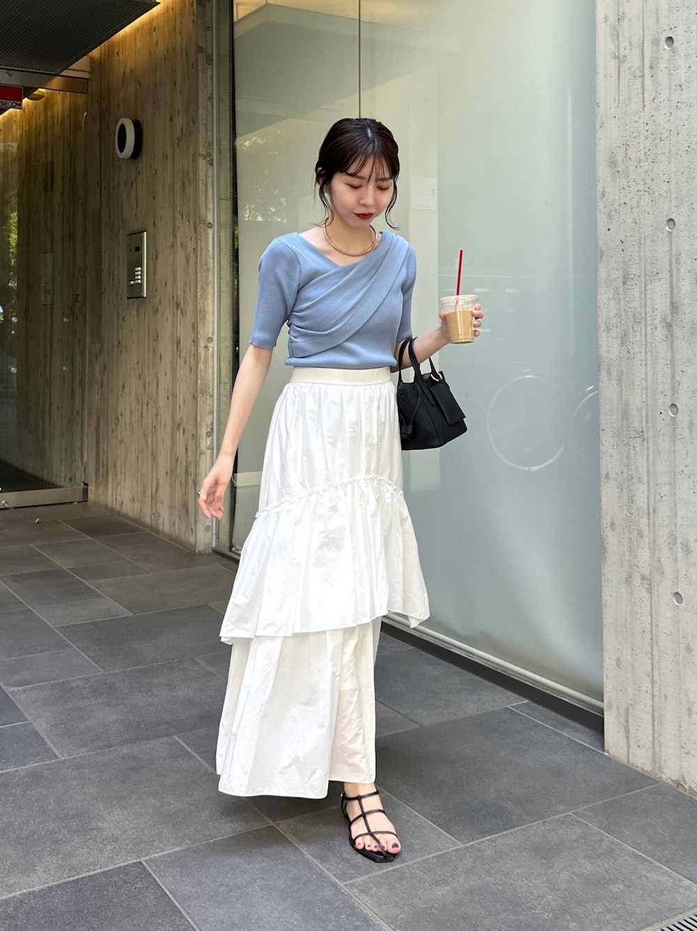 「このスタイルがお気に入り、お出かけコーデ、夏コーデ、休日スタイル、アシンメトリー、サマーニット、ティアードスカート、キレイめ、カラーコーデ、ブルー、オトナ女子」｜「CAPRICIEUX LE'MAGEのアシメVネックニット（ニット/セーター、ブルー系）」を使った、mana_lemageさん（レディース・161cm）の夏コーディネートの1枚目の写真