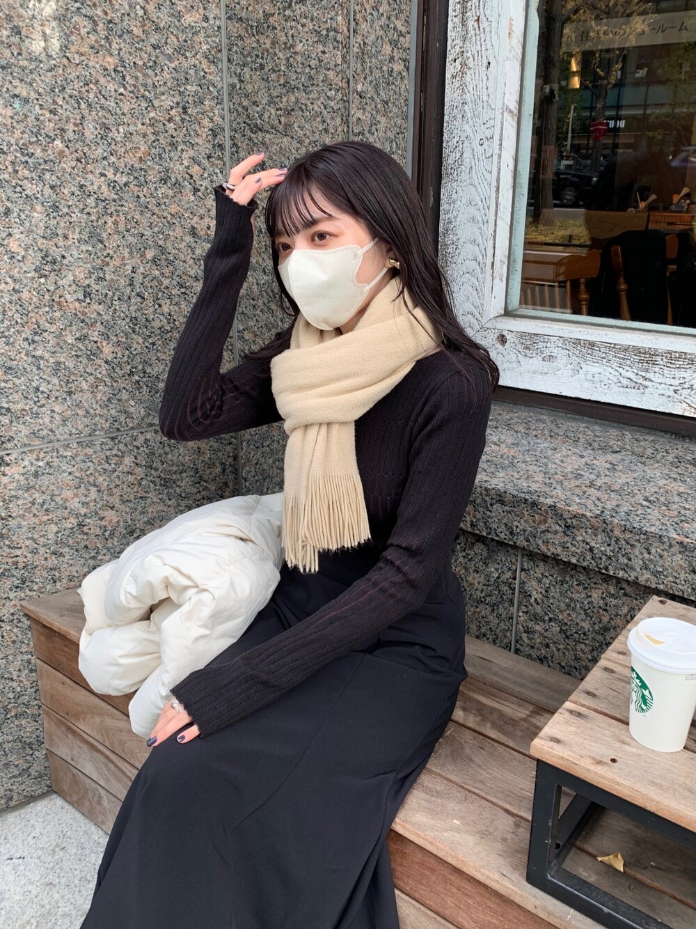 「きれいめカジュアル、冬コーデ、ニット、マーメイドスカート、ワントーンコーデ、レイヤードスタイル、私の推しブランド、シンプルコーデ、マフラー、ブラックコーデ、オトナ女子、大人カジュアル」｜「CAPRICIEUX LE'MAGEの〈新色追加/アイボリー・モカ・ベージュ〉ストレッチハイウエストマーメイドスカート（スカート、ブラック系）」を使った、mana_lemageさん（レディース・161cm）の冬コーディネートの3枚目の写真