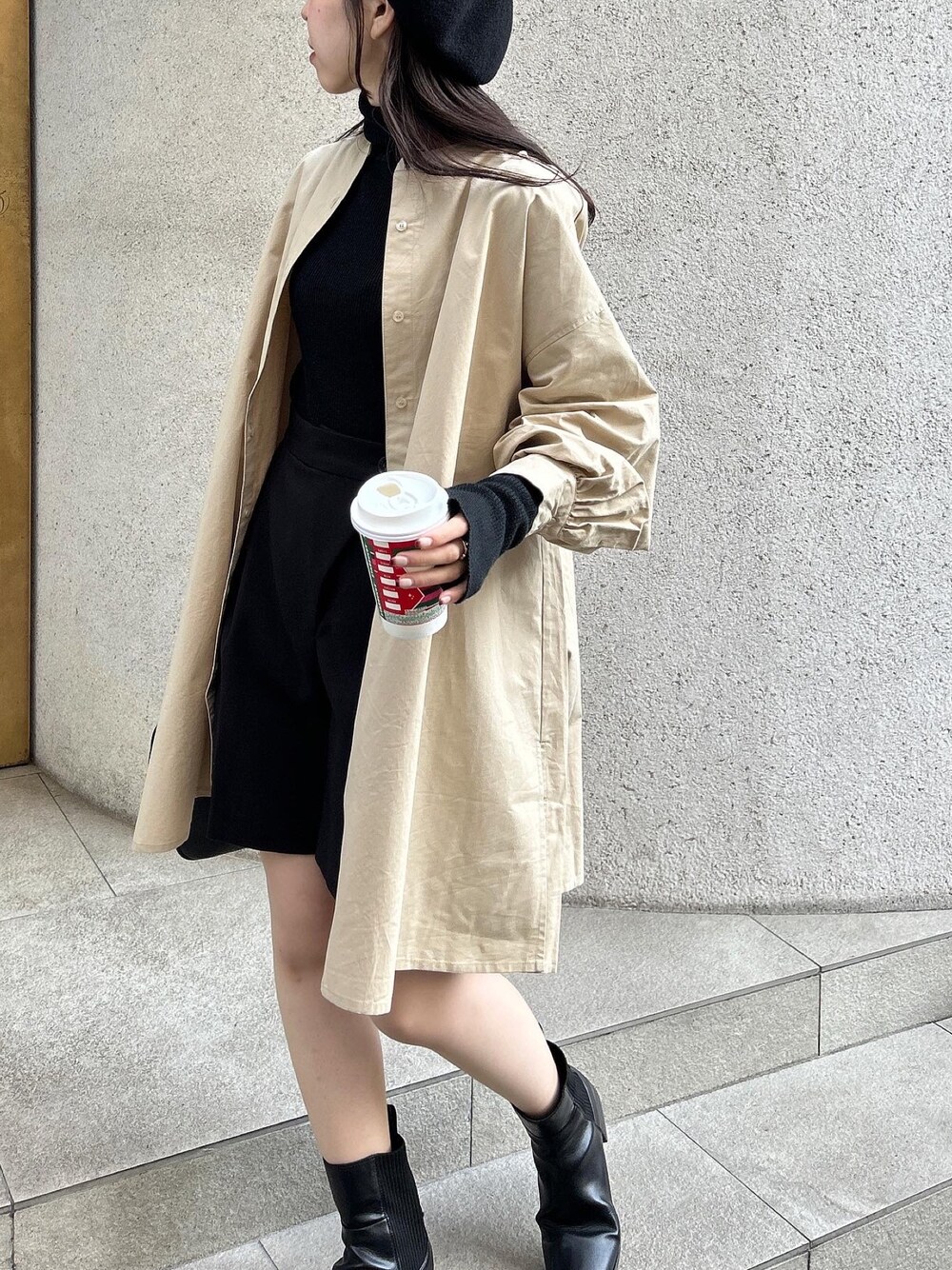 「ファッションを楽しもう、レイヤードスタイル、シャツスタイル、ハーフパンツ、ベレー帽、ミニワンピ、ベージュ、大人カジュアル、オトナ女子、休日スタイル」｜「CAPRICIEUX LE'MAGEのハイネックリブプルオーバー（ニット/セーター、ブラック系）」を使った、mana_lemageさん（レディース・161cm）の秋コーディネートの2枚目の写真