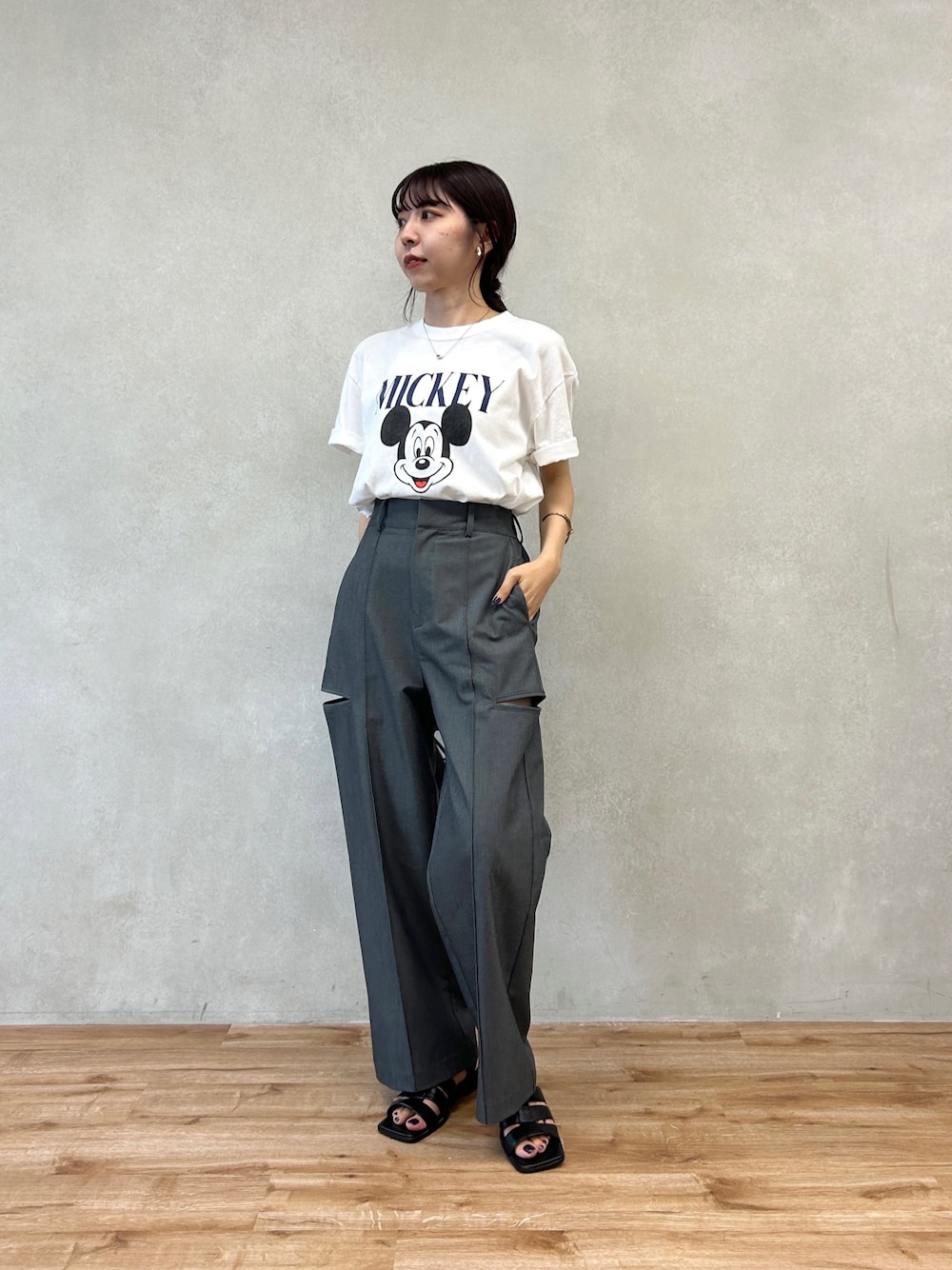 「Tシャツ、プリントT、モノトーン、夏コーデ、休日スタイル、グルカサンダル、お出かけコーデ、スリットパンツ、大人カジュアル、オトナ女子」｜「GOOD ROCK SPEEDの〈GOOD ROCK SPEED〉MICKEY Tシャツ（Tシャツ/カットソー、ホワイト系）」を使った、mana_lemageさん（レディース・161cm）の夏コーディネートの1枚目の写真