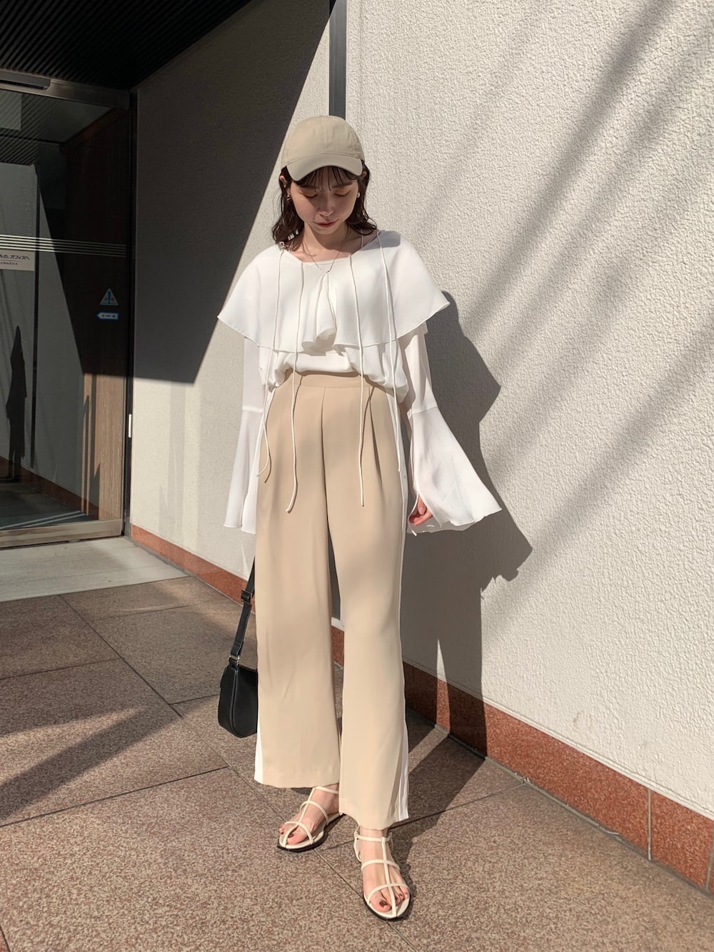 「パステル映える春、春服みてみて、休日スタイル、春コーデ、韓国ファッション、ベージュ、フリルトップス、フレアスリーブ、ラインパンツ、オトナ女子、大人カジュアル、キャップ、スポーティ」｜「CAPRICIEUX LE'MAGEのWストラップキャミ（キャミソール、ホワイト系）」を使った、mana_lemageさん（レディース・161cm）の春コーディネートの1枚目の写真