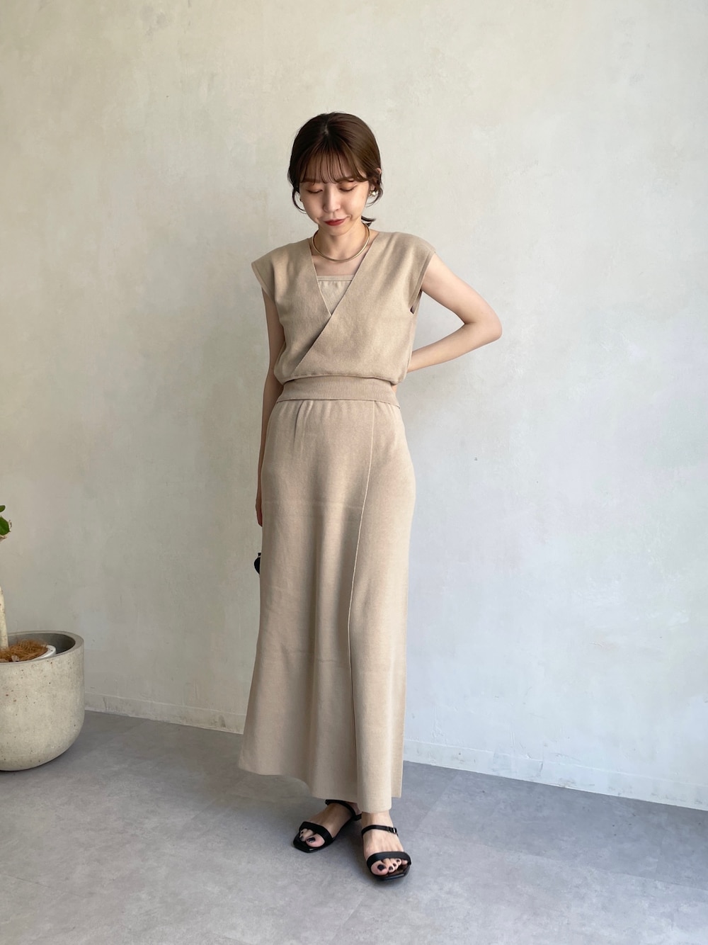 「ベージュ、ニットベスト、ニットスカート、ワントーンコーデ、淡色コーデ、休日スタイル、レイヤードスタイル、セットアップ、オトナ女子、ラップスカート、夏コーデ」｜「CAPRICIEUX LE'MAGEの〈セットアイテム〉バンブーカシュクールインナーSET（ニット/セーター、ベージュ系）」を使った、mana_lemageさん（レディース・161cm）の春コーディネートの1枚目の写真