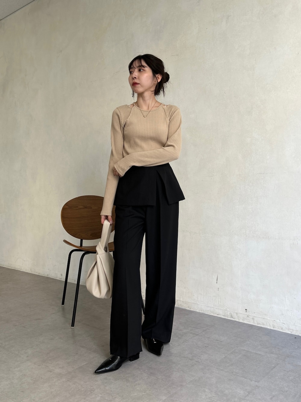 「春コーデ、春服みてみて、レイヤードスタイル、お出かけコーデ、シンプルコーデ、リブT、オトナ女子、大人カジュアル、春服、きれいめカジュアル」｜「CAPRICIEUX LE'MAGEのアメスリレイヤードリブＴ（Tシャツ/カットソー、ベージュ系）」を使った、mana_lemageさん（レディース・161cm）の春コーディネートの1枚目の写真