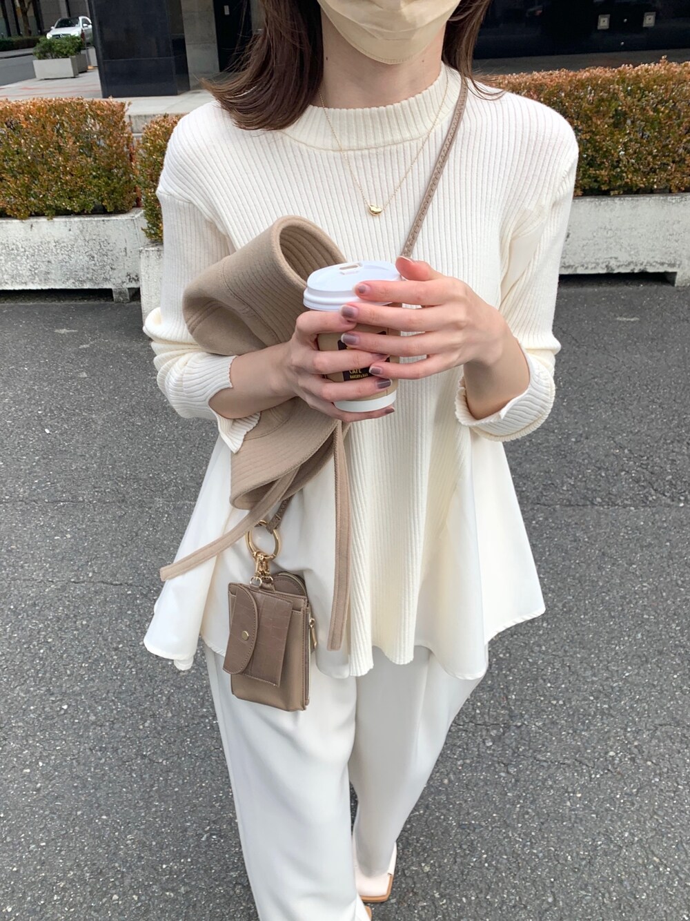 「デザイントップス、フレア、ニット、淡色コーデ、メガネ女子、シンプルコーデ、ホワイトコーデ、ワントーンコーデ、大人カジュアル、きれいめカジュアル、春コーデ」|「CAPRICIEUX LE'MAGEのドッキングフレアリブプルオーバー(ニット/セーター、ホワイト系)」を使った、mana_lemageさん(レディース・161cm)の冬コーディネートの3枚目の写真