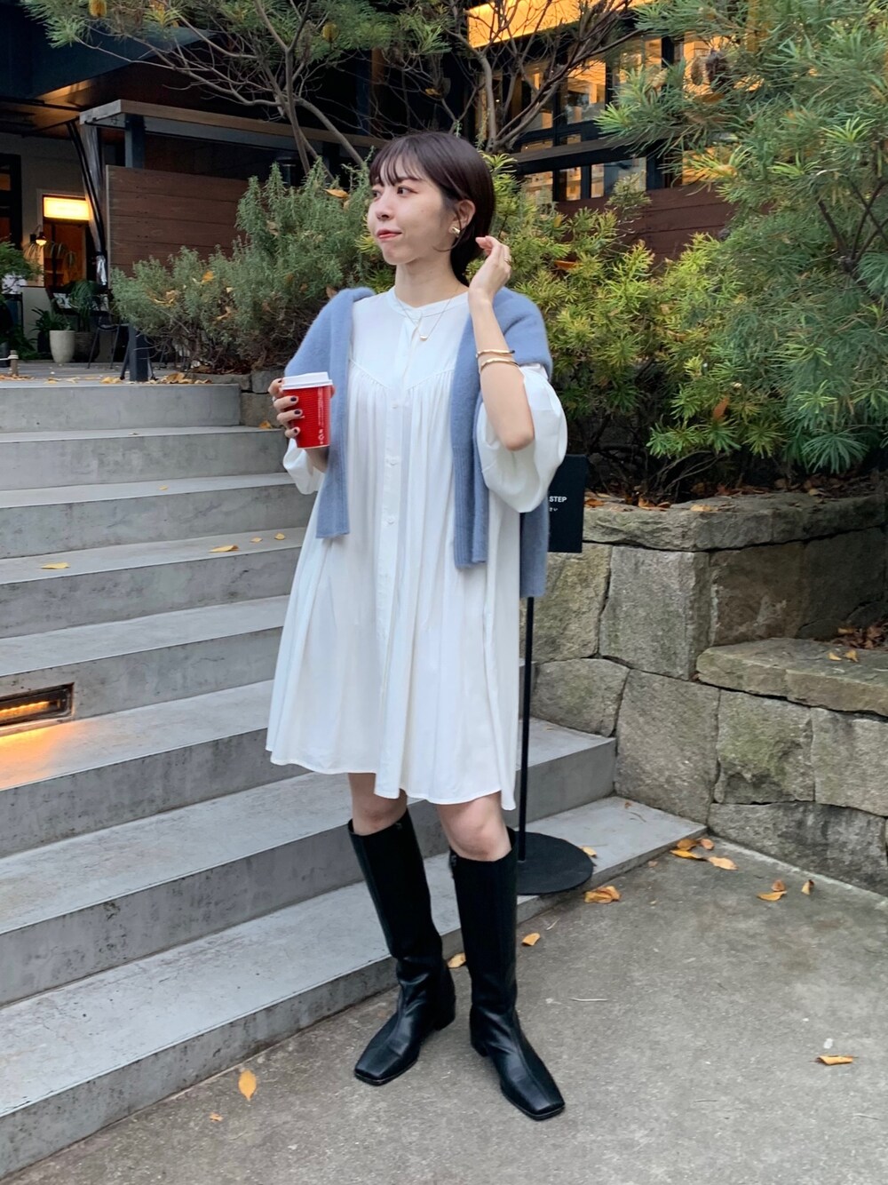 「スクエアトゥ、モード、ロングブーツ、ホワイトコーデ、クリスマスに着たい服、レイヤードスタイル、マイベストコーデ2022、休日スタイル、韓国ファッション、ミニワンピ、シャツワンピ、肩掛け、パフスリーブ、ボリューム袖、モノトーン」｜「CAPRICIEUX LE'MAGEのギャザーシャツミニワンピース（ワンピース、ホワイト系）」を使った、mana_lemageさん（レディース・161cm）の冬コーディネートの2枚目の写真