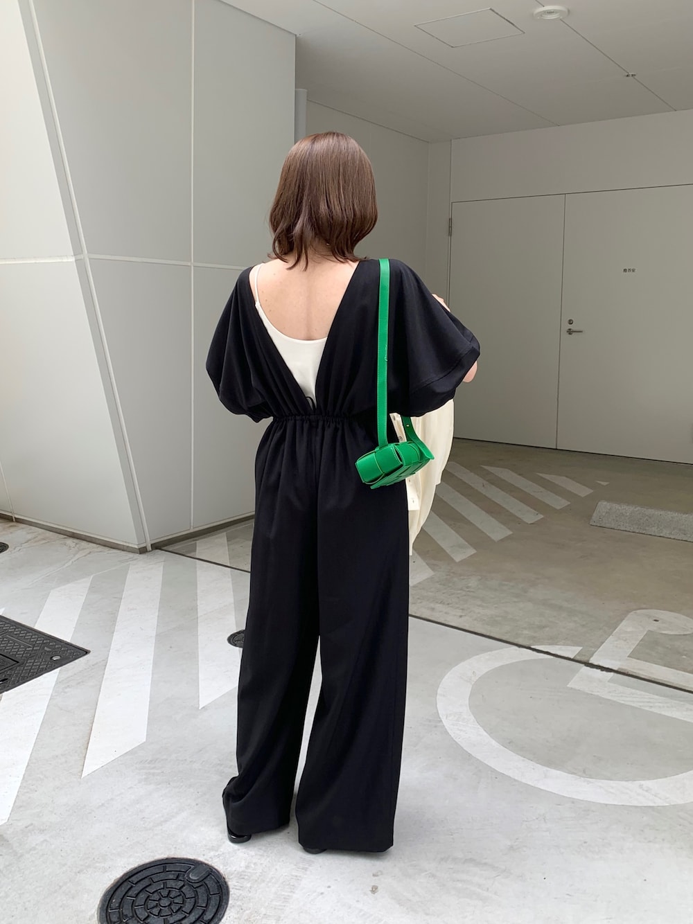 「オールインワン、コンビネゾン、ブラックコーデ、モノトーン、グリーン、肩掛けカーデ、カーディガン、レイヤードスタイル、ボリューム袖、アウトドアスタイル、オトナ女子、夏コーデ」｜「CAPRICIEUX LE'MAGEの〈Sサイズ追加〉後ろVパフコンビネゾン（つなぎ/オールインワン、ブラック系）」を使った、mana_lemageさん（レディース・161cm）の春コーディネートの2枚目の写真