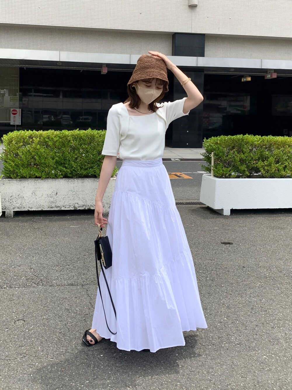 「タックイン、モノトーン、リブT、ギャザースカート、ホワイト、オールホワイト、夏コーデ、シンプルコーデ、オトナ女子、淡色コーデ、休日スタイル、ワントーンコーデ、バケットハット」｜「CAPRICIEUX LE'MAGEのボレロレイヤード風リブTシャツ（Tシャツ/カットソー、ホワイト系）」を使った、mana_lemageさん（レディース・161cm）の春コーディネートの1枚目の写真