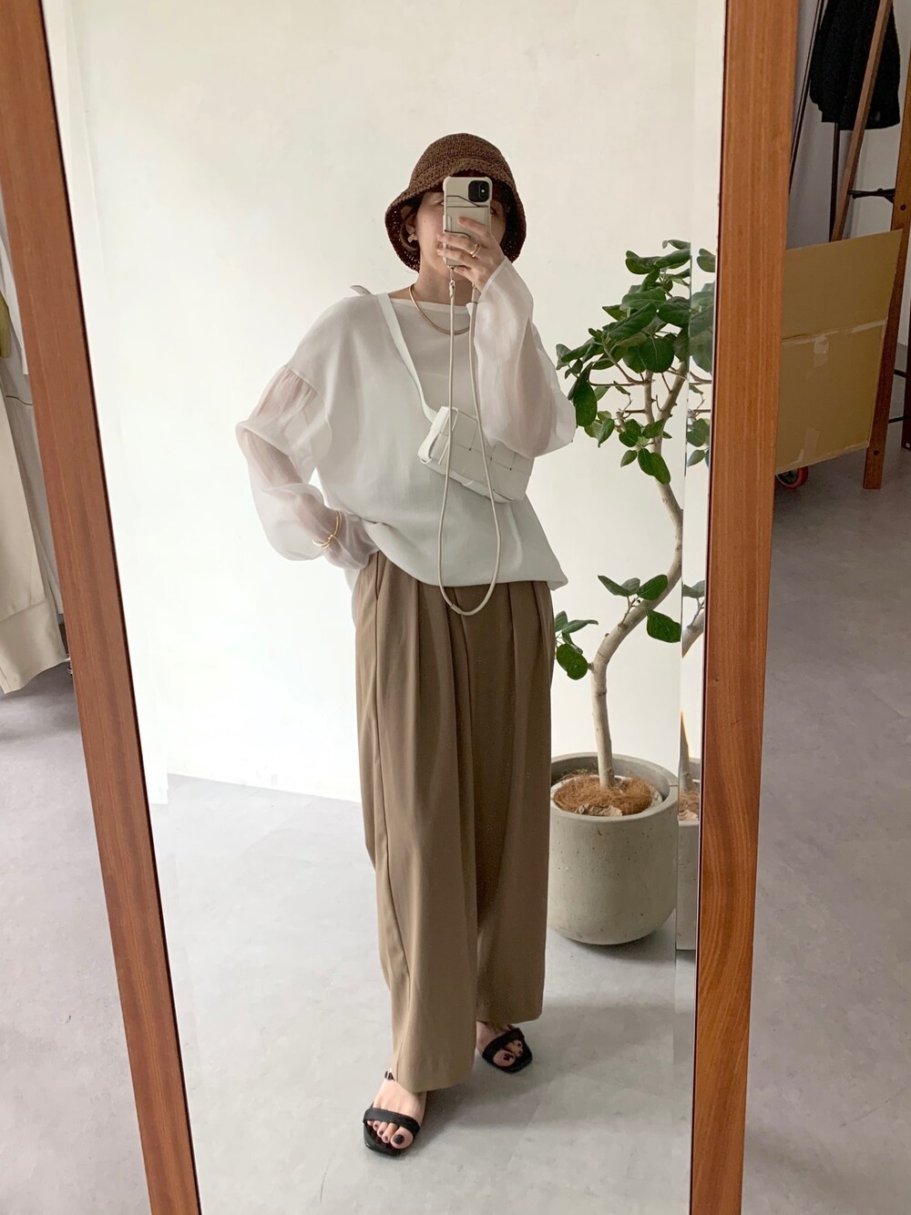 「シアートップス、シースルー、オーバーサイズ、ロンT、ゆるコーデ、ラフコーデ、韓国ファッション、白Tシャツ、バケットハット、リラックススタイル、オトナカジュアル、オトナ女子、淡色コーデ」｜「CAPRICIEUX LE'MAGEのメッシュミニバッグ（ボディバッグ/ウエストポーチ、ホワイト系）」を使った、mana_lemageさん（レディース・161cm）の春コーディネートの3枚目の写真